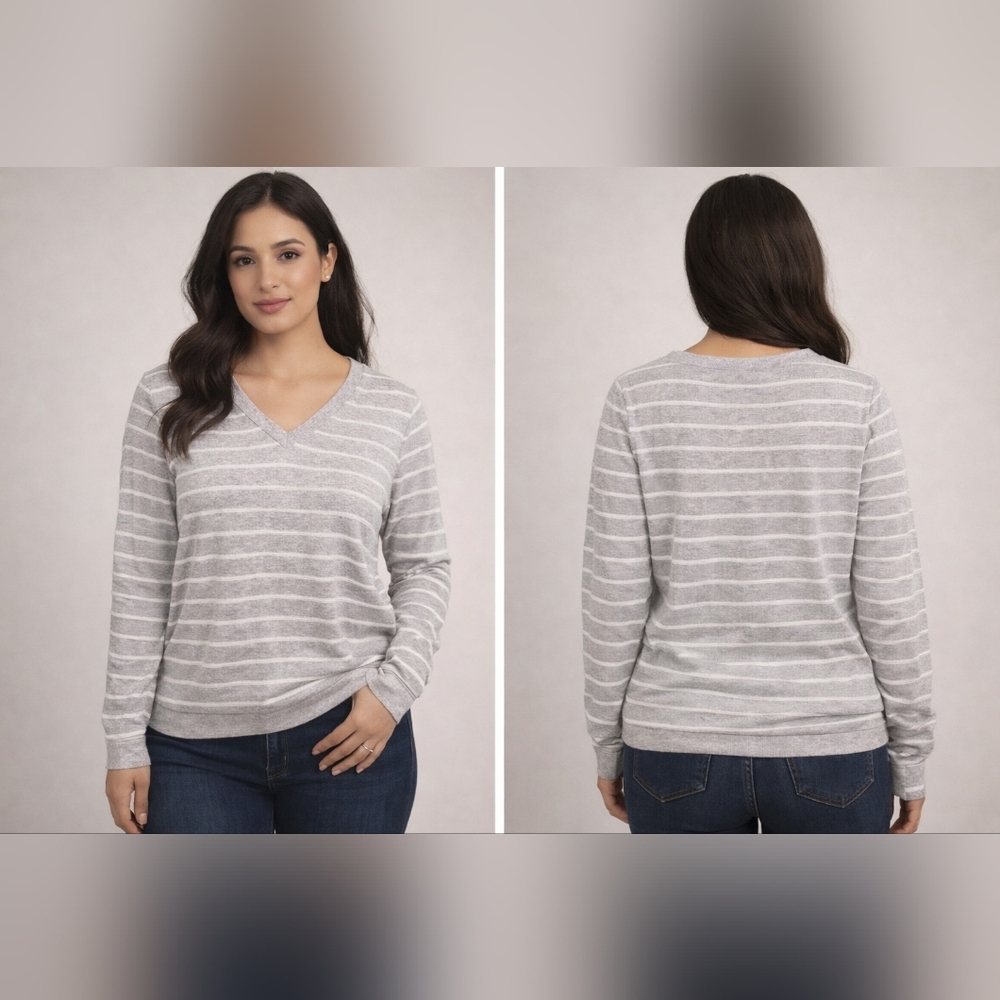 Tommy Hilfiger Women's Light Gray V-Neck Sweater‎